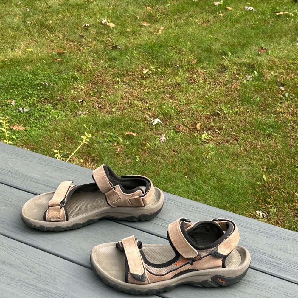 Men’s Size 8 Adjustable Teva Tan and Black Outdoor Sandals - Picture 3 of 7